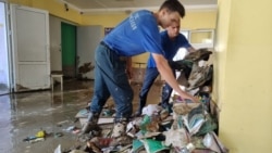 Сотрудники МЧС разбираются с последствиями потопа в школе поселка Новомихайловский в Краснодарском крае 