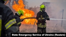 Пожежні працюють на місці російського ракетного удару, Одеса, Україна, 15 березня 2024 року, фото ілюстративне