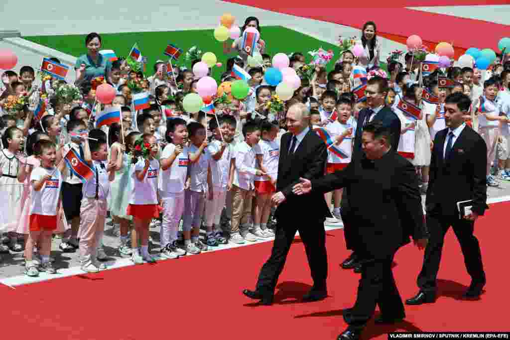 Як і пасує комуністичному режиму, Путін і Кім пройшлися по червоній доріжці, а діти вітали їх, розмахуючи російськими прапорцями та кульками. У Північній Кореї публічно страчують людей, зокрема і підлітків, за такий, напраклад, «злочин», як продаж південнокорейських чи західних фільмів на кишенькових USB-накопичувачах. 