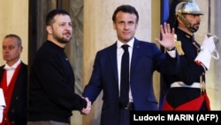 Президент України Володимир Зеленський (ліворуч) і президент Франції Емманюель Макрон. Париж, 14 травня 2023 року