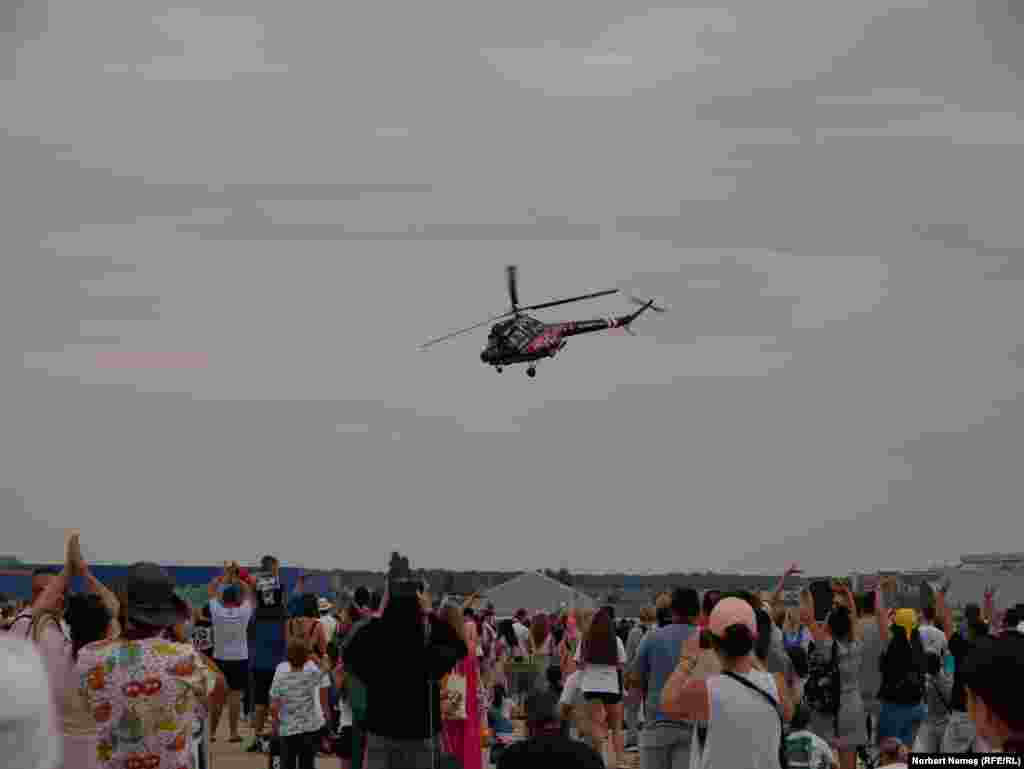 Elicopterul Mil Mi-2, al echipei maghiare HeliForce, prezent pentru prima dată la BIAS. 
