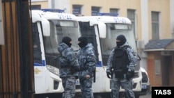 Москванын Басман райондук сотунун жанында турган коопсуздук күчтөрүнүн өкүлдөрү. 24-март, 2024-жыл. 