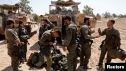 Израелски војници и воени возила во близина на границата меѓу Израел и Газа, 15 април 2024 година.