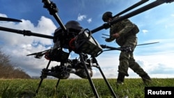 Український військовослужбовець перевіряє зв'язок із БПЛА поблизу лінії фронту. Запорізька область, 2 лютого 2024 року