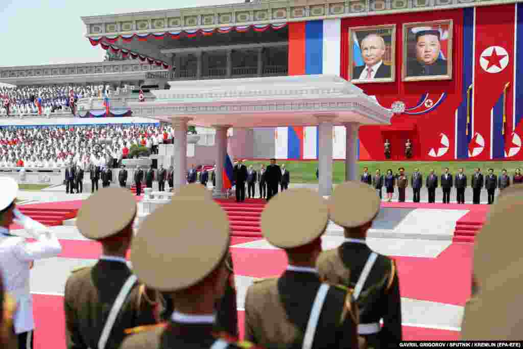 На величезній арені, зі вщерть заповненими за рознарядкою трибунами, в урочистому караулі виструнчулись військові. А щоб Путін і Кім не загубилися посеред такого велелюддя та величі, їхні портрети у рамках повісили на червоній стіні. Виступаючи на церемонії Кім Чен Ин назвав відносини між Північною Кореєю та Росією «палкою дружбою»