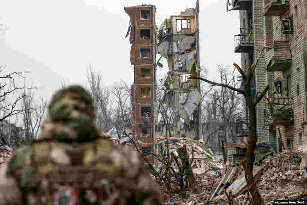 Российские военные в пригороде Авдеевки, 22 февраля. Несмотря на эффективность FPV-дронов, они не могут летать в сильный дождь, им могут серьёзно мешать туман, ветер и слабая освещённость