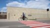 Un bărbat merge cu bicicleta pe lângă Castelul Mimi, locul de desfășurare a Summit-ului Comunității Politice Europene, în satul Bulboaca, Anenii Noi, 24 mai 2023