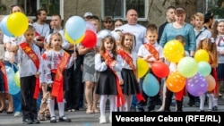 Elevi din clasa 1 la primul sunet la gimnaziul „Taras Șevcenko” din Chișinău, 2 septembrie 2024.