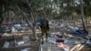 Un soldat israelian patrulează în apropiere de Kibbutzul Beeri, în sudul Israelului, la 12 octombrie 2023, în apropiere de locul unde 270 de persoane au fost ucise de militanți Hamas în timpul festivalului de muzică Supernova, la 7 octombrie.