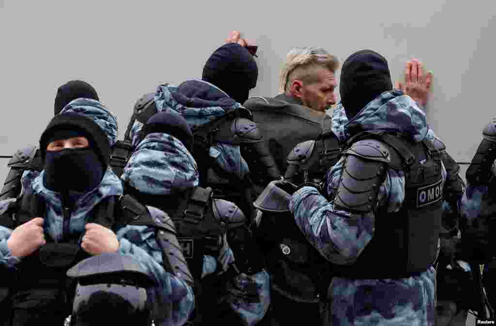 Бул күнү Орусиянын бир катар шаарларында Алексей Навальныйды эскерген жүздөн ашуун адам кармалды.&nbsp;