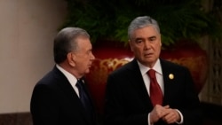 Özbegistanyň prezidenti Şawkat Mirziýoýew (çepde) we Türkmenistanyň Halk Maslahatynyň başlygy Gurbanguly Berdimuhamedow