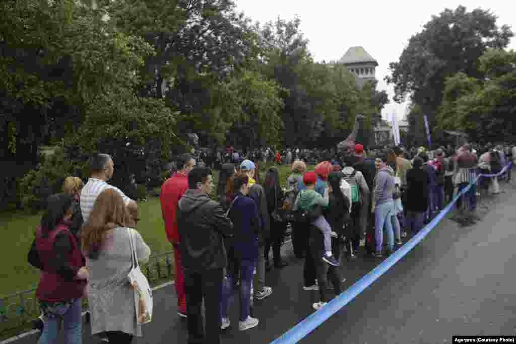 mai 2023. Cozile de la Muzeul Antipa s-au întins pe câteva sute de metri, până în stradă. 