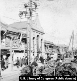 Izgradnja telegrafskih stupova u Tokiju 1905. godine