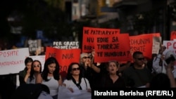 Protestë nëpër rrugët e kryeqytetit të Prishtinës me thirrjet për më shumë siguri për gratë dhe vajzat, disa ditë pasi një 21-vjeçare u qëllua për vdekje nga ish-bashkëshorti i saj, më 15 prill.