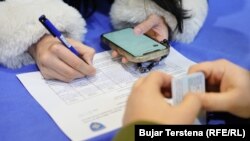 Потпишување на петицијата за разрешување на градоначалникот во Северна Митровица, 17 јануари 2024