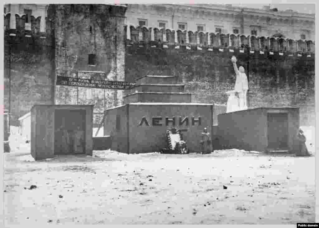 Первый мавзолей Владимира Ленина. Фото снято, предположительно, в конце января 1923 года. На следующий день после смерти Ленина архитектора Алексея Щусева вызвали в Кремль. Ему велели всего за три дня построить монументальное сооружение для размещения тела основателя СССР. Деревянное сооружение завершили в срок, и тысячи советских граждан стали приходить в мавзолей, чтобы посмотреть на тело умершего вождя &nbsp;