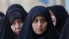Femei iraniene stau la rând la o secție de votare din Teheran, la alegerile prezidențiale anticipate din 28 iunie.&nbsp;<br />
<br />
Iranienii au de ales între câțiva candidați, în general radicali, pentru a-l înlocui pe Ebrahim Raisi, care <a href="/a/funeralii-prezidentiale-in-iran/32957135.html">a murit </a>în urma prăbușirii unui elicopter.&nbsp;