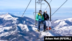 Vizitorët në teleferik në Brezovicë.