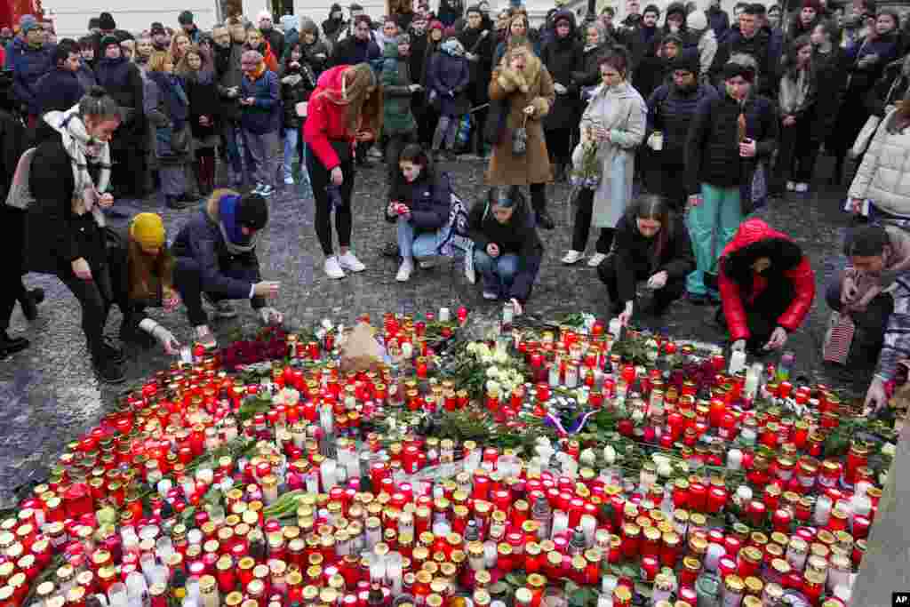 Manifestările de comemorare continuă în Cehia, în vreme ce poliția avertizează că bilanțul tragediei ar putea să crească. (AP Photo/Petr David Josek)