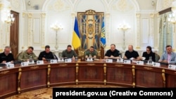 На засіданні РНБО керівник Державної податкової служби та голова Держфінмоніторингу доповіли про зупинку тіньових схем, які використовували олігархи, посадовці та депутати для приховування коштів. Архівне фото 