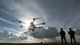 Украинские военные запускают беспилотный летательный аппарат (БПЛА) &laquo;Вампир&raquo; в Запорожской области в поисках российских позиций, 2 февраля 2024 года.<br />
<br />
Ударные дроны могут снабжены тепловизорами и могут действовать и днем, и ночью. В российских войсках они известны как &laquo;Баба Яга&raquo; (это персонаж славянского фольклора, мифическая ведьма). Беспилотники сеют панику среди россиян