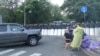 Antivladini demonstranti okupljaju se na glavnom putu u centru Jerevana, gdje je policija 10. juna čuvala pristup jermenskom parlamentu.