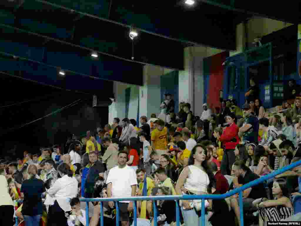 Cei prezenți au cântat imnul „Deșteaptă-te, române!” și i-au aplaudat minute în șir pe fotbaliști. 