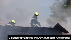 Salvatori ucraineni intervin după un puternic bombardament rusesc asupra orașului Dnipro. 3 iulie 2024.