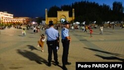 Кашкар шаарынын борбордук аянтында күзөттө турган полиция кызматкерлери. 2023-жылдын 15-июлу.