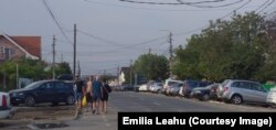 În sesizarea trimisă la primărie, Emilia Leahu a pus și poze în care se văd oameni care circulă permanent pe carosabil, în 2 Mai.