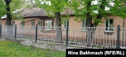Пошкоджена будівля лікарні, де працювали сімейні лікарі
