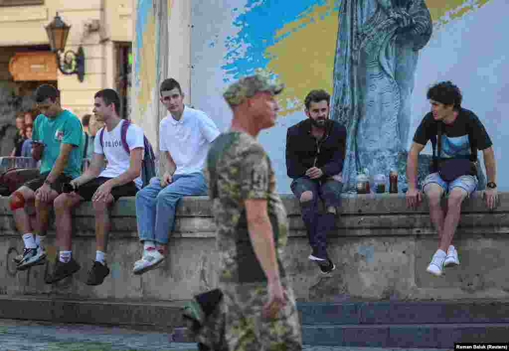 Закон про воєнний стан забороняє чоловікам віком від 18 до 60 років виїжджати з України. При цьому, наразі воюють переважно ті, хто пішов захищати країну у перші дні масштабного вторгнення Росії. &laquo;Середній вік бійців на фронті - понад 40. Я розумію бажання президента Зеленського зберегти молодь на майбутнє, але факт - Росія нишком мобілізує всю країну. Путін знає, що пауза дасть йому час для створення нової армії. Тому, як це зробила Британія в 1939-му і 1941-му роках, можливо, настав час переглянути підходи і масштаби мобілізації в Україні&raquo;,&nbsp;&ndash; порадив ексміністр оборони Британії Бен Воллес президенту Зеленському. &nbsp;
