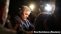 Robert Fico pártja pozsonyi székháza előtt, az előrehozott parlamenti választások napján, 2023. szeptember 30-án