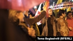თან პროტესტი, თან მოხალისეობა