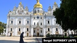 Monah prolazi pored katedrale Uspenski u Kijevsko-pečerskoj lavri u Kijevu 20. avgusta 2024. Ilustrativna fotografija