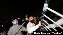 Një grup protestuesish duke tentuar të heqin barrikadat në një kamp pro-palestinez në kampusin e Universitetit të Kalifornisë, Los Anxhelos (UCLA), në Los Kaliforni, SHBA, 1 maj 2024
