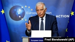«Зброя, яку ми надаємо Україні, має використовуватися в повному обсязі, а обмеження мають бути зняті, щоб українці могли цілитися у місця, звідки Росія веде вогонь, інакше ця зброя марна», – заявив Жозеп Боррель
