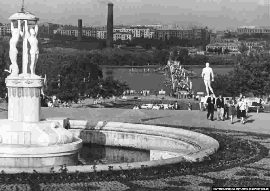 Vedere a parcului Șerbakova din Donețk – podul a fost inițial construit de către sovietici, în timpul luptelor pentru oraș. Parcul se chema inițial Postyshev Petrovici, un comunist care a jucat un rol cheie în distrugerea moștenirii religioase a Ucrainei și în Holodomor. După ce, în 1938, Petrovici a fost executat pentru că făcea parte din aripa troțkistă a partidului, iar parcul a fost rebotezat și poartă numele funcționarului comunist Oleksandr Șcerbakov. 