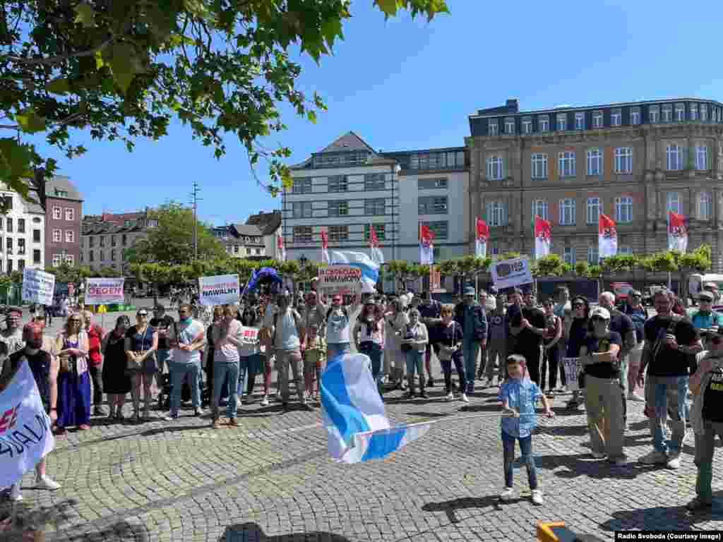 Поддржувачите на митинг во Дизелдорф, Германија. „Како и секогаш, на мојот роденден, сакам да им се заблагодарам на сите луѓе што ги запознав во мојот живот. На добрите што ми помогнаа и сѐ уште ми помагаат. На лошите за тоа што моето искуство со нив ме научи нешто. Му благодарам на моето семејство што секогаш беше тука за мене!“ Навални напиша на Твитер.