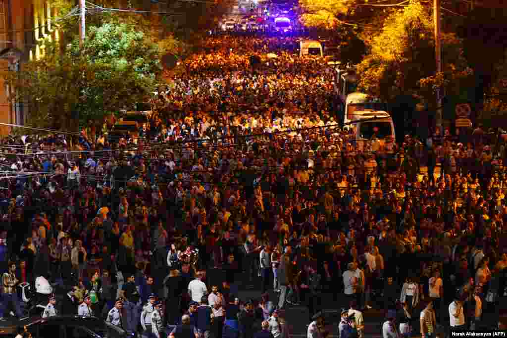 Илјадници луѓе демонстрираа во Ереван, главниот град на Ерменија на 24.09.2023. Многумина Ерменци сметаат дека премиерот Никол Пашинијан е виновен за ескалацијата на кризата во Нагорно Карабах.