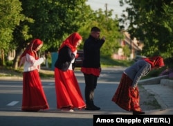 Lipovenii își fac cruce cu două degete în timp ce trec pe lângă o biserică din satul Sarichioi.