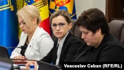 Olesea Vîrlan (în sacou alb) în timpul interviului candidaților pentru funcția de procuror general, februarie 2024.