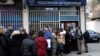 Građani u redu ispred Banke Poštanske štedionice čekaju da da podignu svoje plate i penzije u dinarima, Severna Mitrovica, Kosovo, 21. februar 2024.