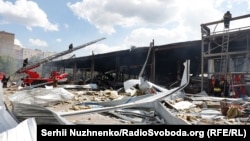 Urmările unui atac cu rachete rusești asupra unui supermarket din Kostiantinivka, regiunea ucraineană Donețk, 9 august 2024.