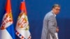 Presidenti i Serbisë, Aleksandar Vuçiq, duke u larguar pas një konference për media në Beograd, më 2023. Fotografi nga arkivi.