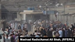 مهاجرین افغان در نزدیکی دروازه تورخم در حال رفتن به افغانستان دیده میشوند 