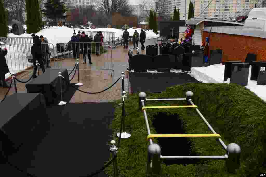 Mormântul încă deschis al activistului, în cimitirul Borisovo. 