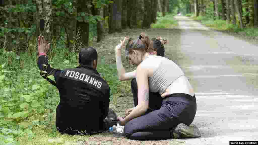 Lengyel aktivisták segítséget nyújtanak egy algériai férfinak, aki a Białowieża-erdőn keresztül átjutott Lengyelország területére. A lengyel tisztviselők szerint a Belaruszból az EU-tag Lengyelországba irányuló illegális határátlépési kísérletek száma csaknem napi négyszázra emelkedett az elmúlt hónapokban, míg az év elején naponta csak maroknyian próbálkoztak