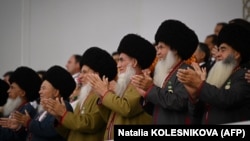 El çarpýan ýaşulular. Arhiw suraty
