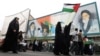 Një grua iraniane në Teheran mban një flamur palestinez gjatë një tubimi në mbështetje të palestinezëve të organizuar më 13 tetor.
